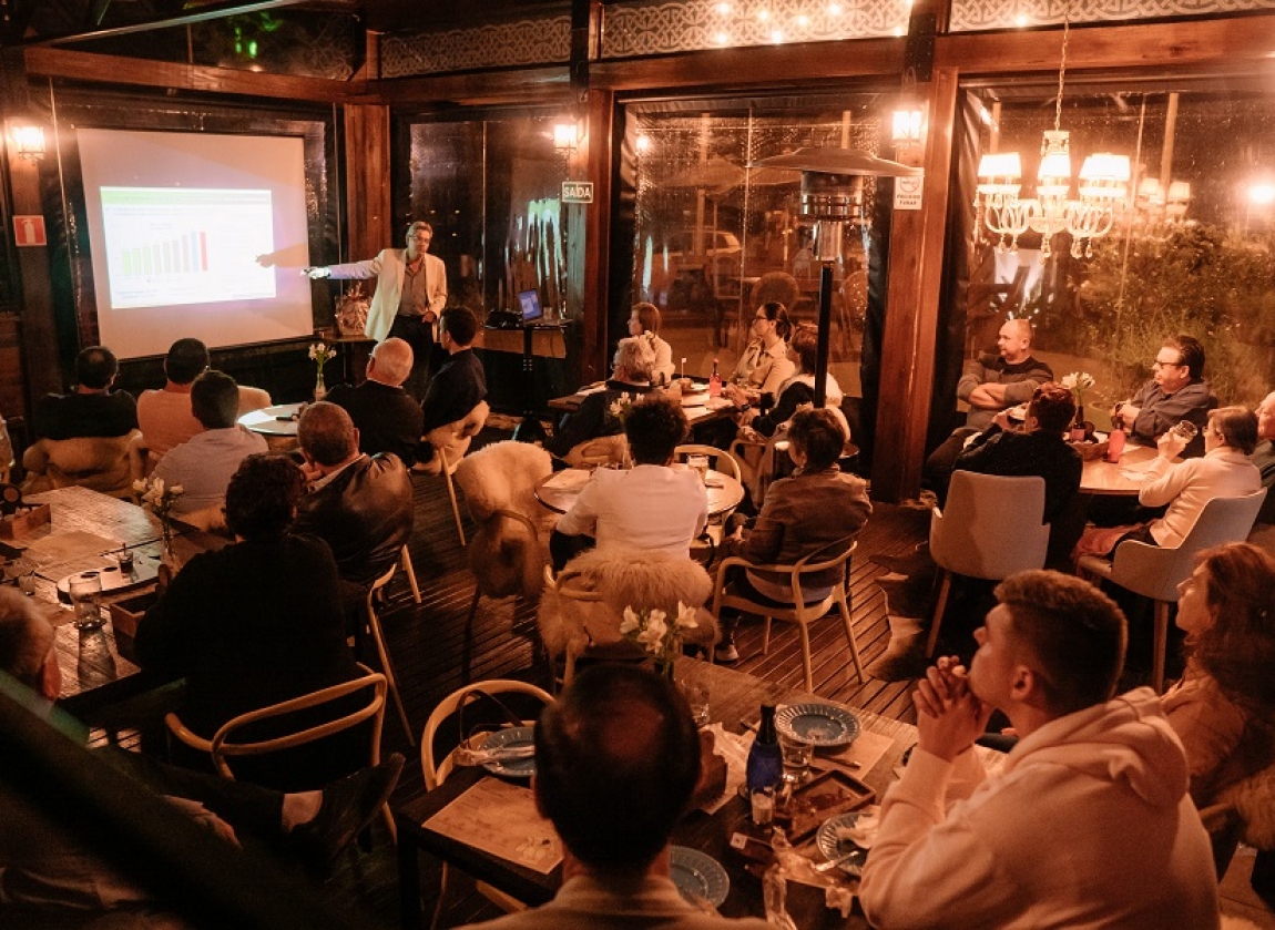 Workchopp rene representantes da indstria em noite de troca de ideias sobre o setor