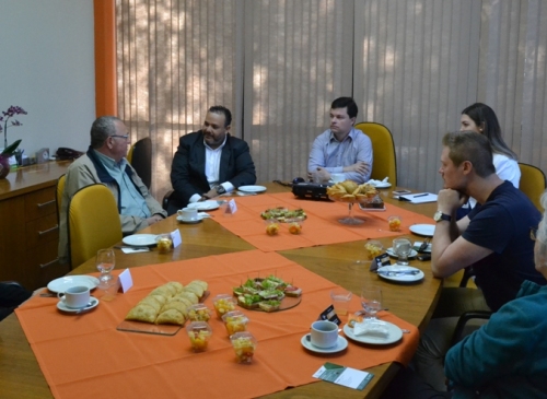 Foto-Caf com Presidente da ACINP recebe empresrios em manh de troca de ideias