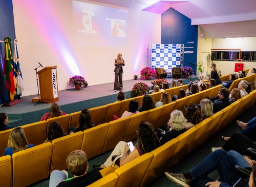 Noite de inspirao com Carla Fachin emociona pblico no primeiro ACINP Talks do ano